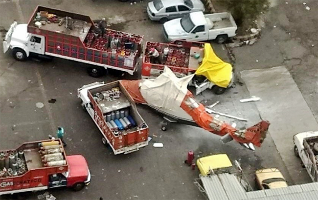 В Мексике вертолет упал на газовоз, пострадали 5 человек